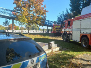 Jednašedesátiletý muž a devatenáctiletý mladík zemřeli v plamenech po pádu s rogalem