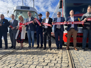 VIDEO: Dopravní podnik otevřel novou tramvajovou trať. Vede z Divoké Šárky až k Ruzyni