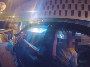 VIDEO: Strážníci zastavili falešného taxikáře. Ten si rychle vyměnil místo se spolujezdcem bez řidičáku