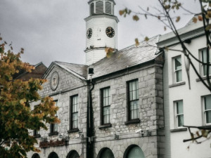 Nejstarší pub v Evropě, strašidelný hrad a hlavní město irské whiskey. To vše je Tullamore