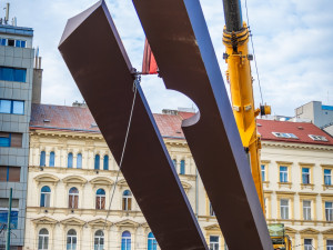Na Florenc se vrací unikátní hodiny, původní plastiku nahradila replika