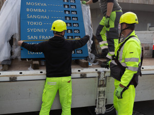 Na Florenc se vrací unikátní hodiny, původní plastiku nahradila replika