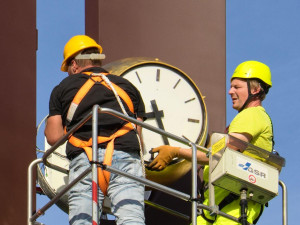Na Florenc se vrací unikátní hodiny, původní plastiku nahradila replika