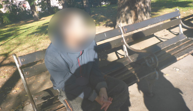 Lavičku u pražského nádraží obsadil onanista. Masturboval v přítomnosti kolemjdoucích