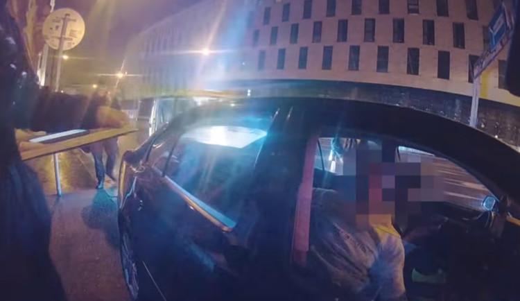 VIDEO: Strážníci zastavili falešného taxikáře. Ten si rychle vyměnil místo se spolujezdcem