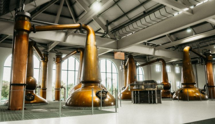 Nejstarší pub v Evropě, strašidelný hrad a hlavní město irské whiskey. To vše je Tullamore