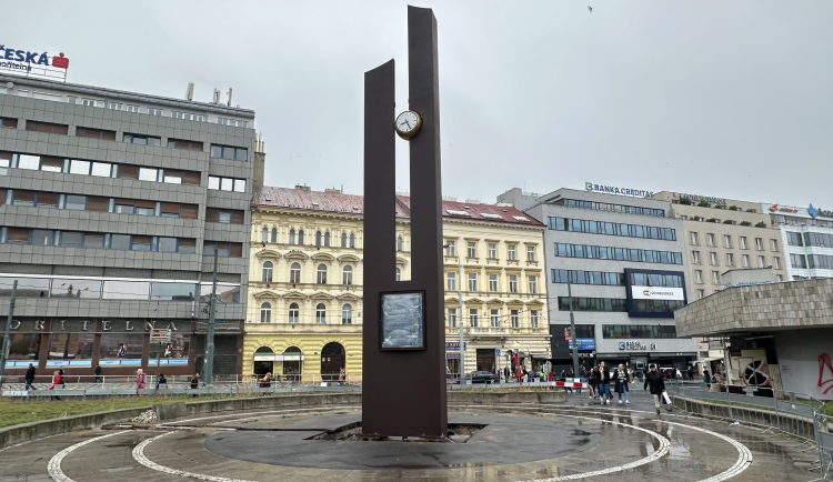 Na Florenc se vrací unikátní hodiny, původní plastiku nahradila replika