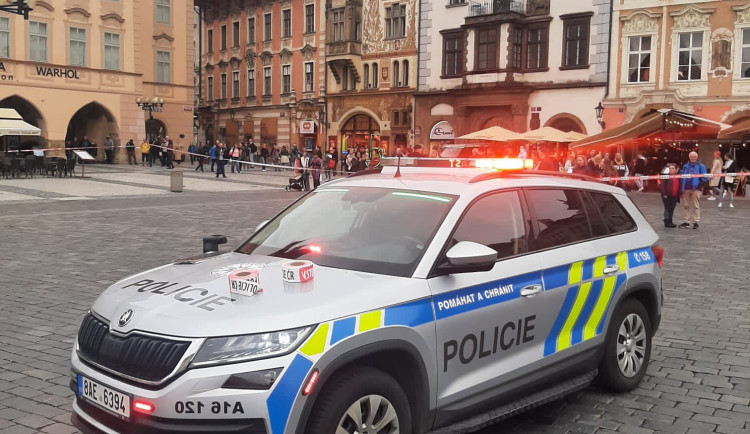 Policie kvůli nálezu podezřelého zavazadla uzavřela část Staroměstského náměstí