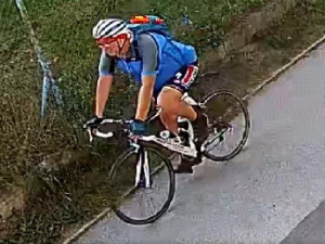 Cyklista nedal přednost ženě na kole, zranil ji a ujel. Pátrá po něm policie