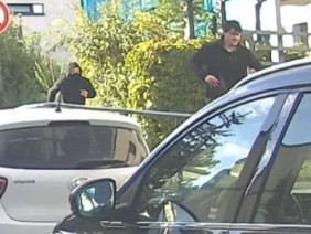 Muž odvedl své děti domů, pak ho napadli dva útočníci. Vytáhli nůž a vyhrožovali mu smrtí