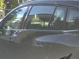 Muž odvedl své děti domů, pak ho napadli dva útočníci. Vytáhli nůž a vyhrožovali mu smrtí