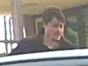 Muž odvedl své děti domů, pak ho napadli dva útočníci. Vytáhli nůž a vyhrožovali mu smrtí