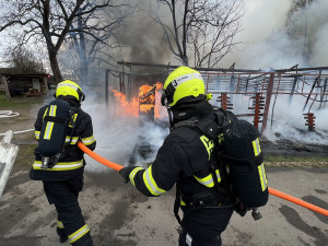 Policie navrhla obžalovat muže za založení požáru, při kterém uhořelo šest koní