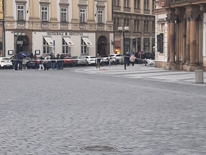 Policie kvůli nálezu podezřelého zavazadla uzavřela část Staroměstského náměstí