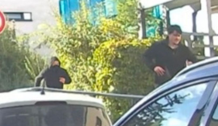 Muž odvedl své děti domů, pak ho napadli dva útočníci. Vytáhli nůž a vyhrožovali mu smrtí