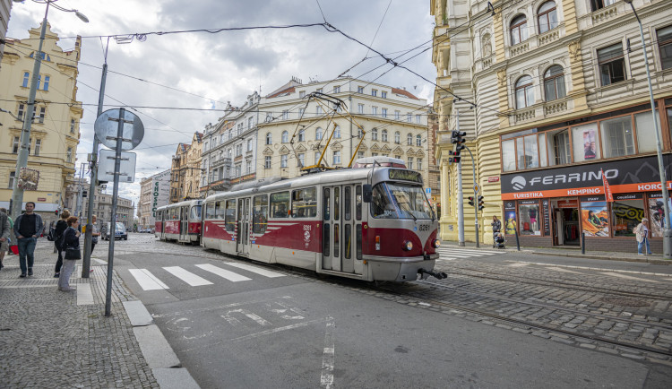 Mezi Výstavištěm a Nádražím Holešovice nepojedou měsíc tramvaje. Pěšky to bude rychlejší, než jet oklikou