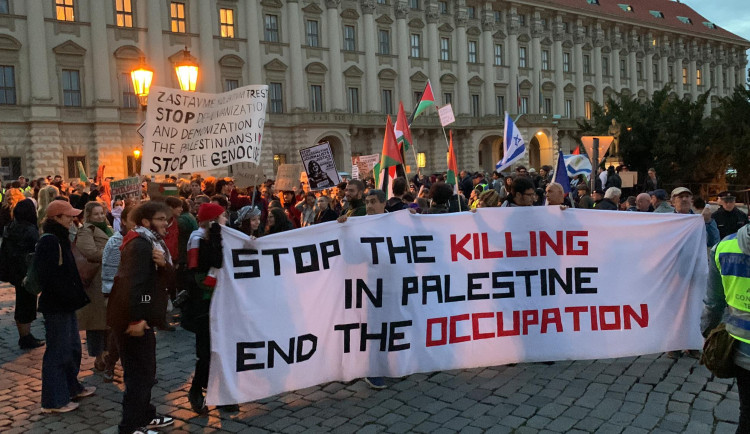 VIDEO: Propalestinští aktivisté protestovali v centru Prahy. Nepodporujeme Hamás, Izrael páchá válečná zvěrstva, říkají
