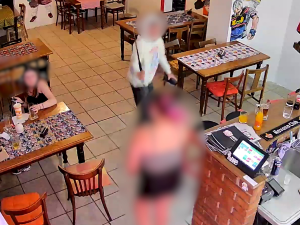 VIDEO: Trojice si připravila plán na krádež kasírky z baru. Nevyšel, přišla si pro ně zásahovka