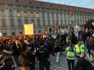 VIDEO: Propalestinští aktivisté protestují v centru Prahy. Nepodporujeme Hamás, Izrael páchá válečná zvěrstva, říkají