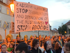 VIDEO: Propalestinští aktivisté protestují v centru Prahy. Nepodporujeme Hamás, Izrael páchá válečná zvěrstva, říkají