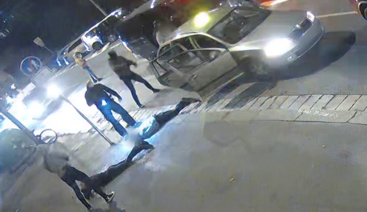 VIDEO: Falešní taxikáři okrádali lidi v centru Prahy, bili je a vyhrožovali jim smrtí