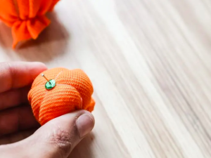 Máte rádi Halloween? Vyrobte si na dveře strašidelný věnec