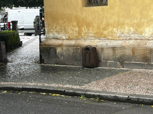 Policie kvůli kufru uzavřela okolí Španělské synagogy. Šlo o čtvrté uzavření ulice v posledních dnech