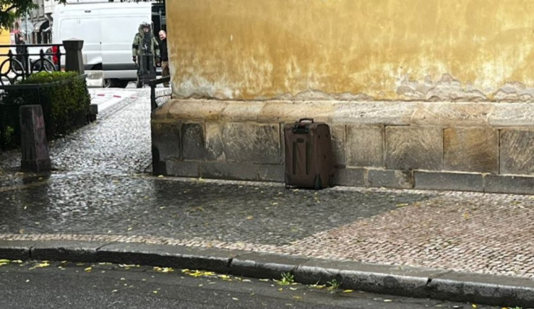 Policie kvůli kufru uzavřela okolí Španělské synagogy. Šlo o čtvrté uzavření ulice v posledních dnech