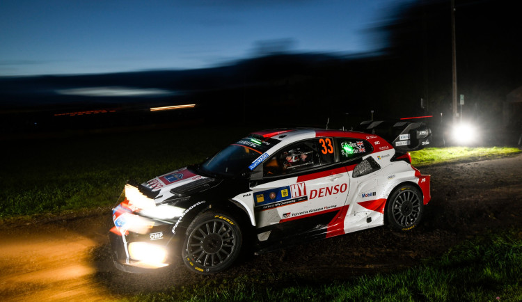 První etapu Středoevropské rally ovládl Fin Rovanperä, jednu zkoušku zrušili pořadatelé kvůli divákům.