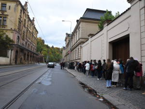 O prohlídky sídel vlády a ministerstev byl dnes velký zájem, lidé čekali v dlouhých frontách