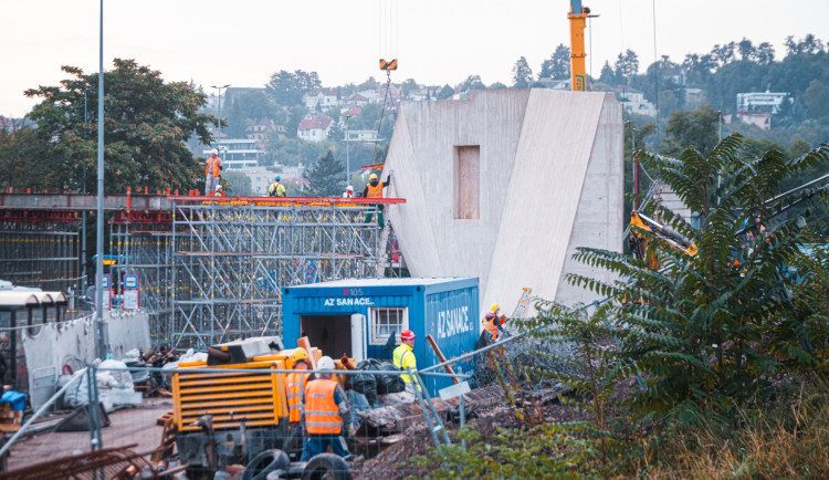 Dělníci na stavbě Dvoreckého mostu zahájili práce na jeho nosné konstrukci