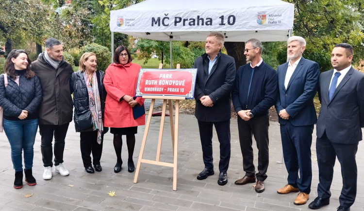 Praha 10 přejmenovala park podle novinářky Ruth Bondyové. Prošla dvěma koncentračními tábory