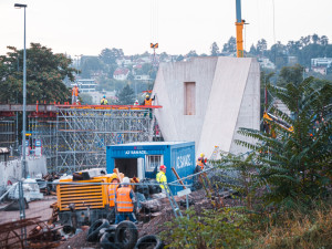 Dělníci na stavbě Dvoreckého mostu zahájili práce na jeho nosné konstrukci