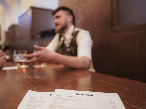 (NE)OBYČEJNÍ: Hosté mi i vyhrožovali, že si mě po směně najdou, říká pankáč za výčepem Lokálu v Dlouhé