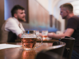 (NE)OBYČEJNÍ: Hosté mi i vyhrožovali, že si mě po směně najdou, říká pankáč za výčepem Lokálu v Dlouhé