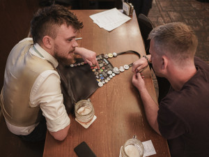 (NE)OBYČEJNÍ: Hosté mi i vyhrožovali, že si mě po směně najdou, říká pankáč za výčepem Lokálu v Dlouhé