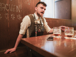 (NE)OBYČEJNÍ: Hosté mi i vyhrožovali, že si mě po směně najdou, říká pankáč za výčepem Lokálu v Dlouhé