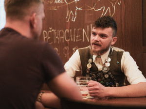 (NE)OBYČEJNÍ: Hosté mi i vyhrožovali, že si mě po směně najdou, říká pankáč za výčepem Lokálu v Dlouhé