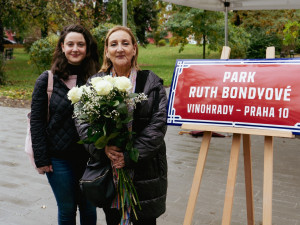 Praha 10 přejmenovala park podle novinářky Ruth Bondyové. Prošla dvěma koncentračními tábory
