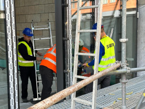 V Negrelliho viaduktu zasklili první oblouk, dva roky v něm budou testovat provoz