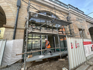 V Negrelliho viaduktu zasklili první oblouk, dva roky v něm budou testovat provoz