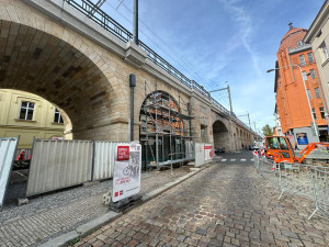 V Negrelliho viaduktu zasklili první oblouk, dva roky v něm budou testovat provoz