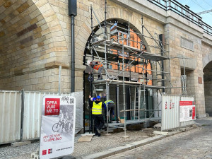 V Negrelliho viaduktu zasklili první oblouk, dva roky v něm budou testovat provoz