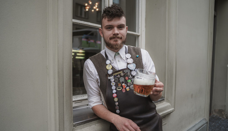 (NE)OBYČEJNÍ: Hosté mi i vyhrožovali, že si mě po směně najdou, říká pankáč za výčepem Lokálu v Dlouhé