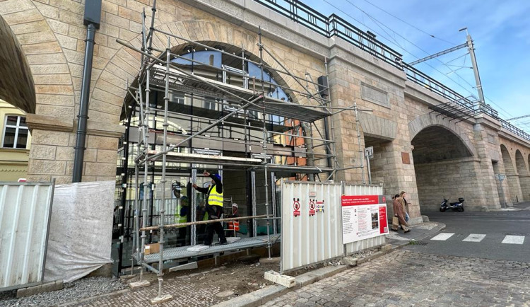 V zaskleném oblouku vznikne informační centrum.