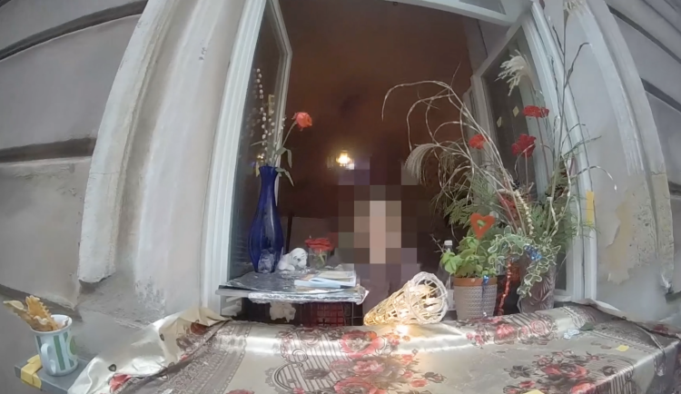 VIDEO: Opilá žena připálila jídlo a z bytu se jí valil kouř. Strážníkům pak ještě nadávala