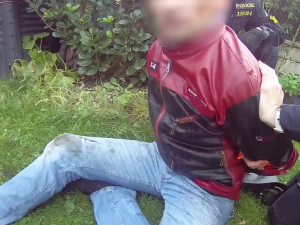 VIDEO: Muž se zákazem řízením ujížděl policistům na kradené motorce, schovat se chtěl na cizí zahradě