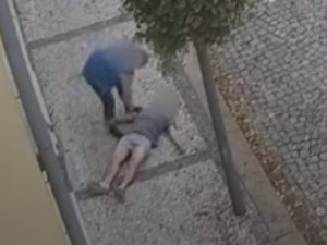 VIDEO: Muž náhle zkolaboval na ulici. Život mu zachránila kolemjdoucí žena a přivolaní policisté