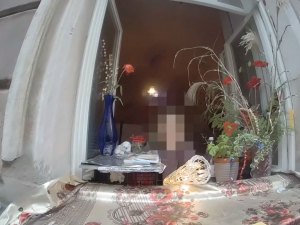 VIDEO: Opilá žena připálila jídlo a z bytu se jí valil kouř. Strážníkům pak ještě nadávala