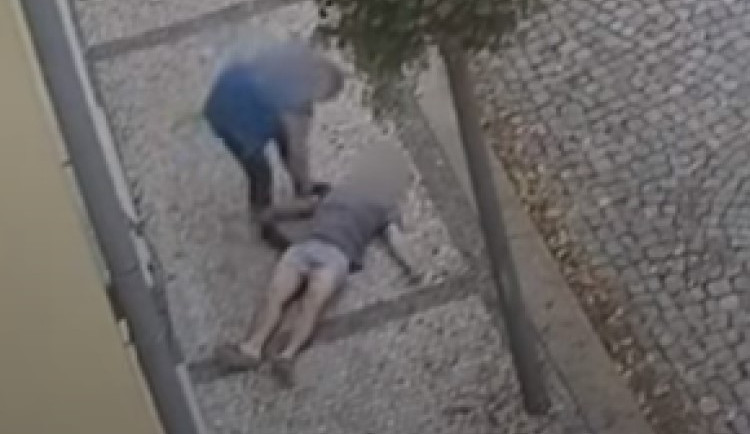 VIDEO: Muž náhle zkolaboval na ulici. Život mu zachránila kolemjdoucí žena a přivolaní policisté